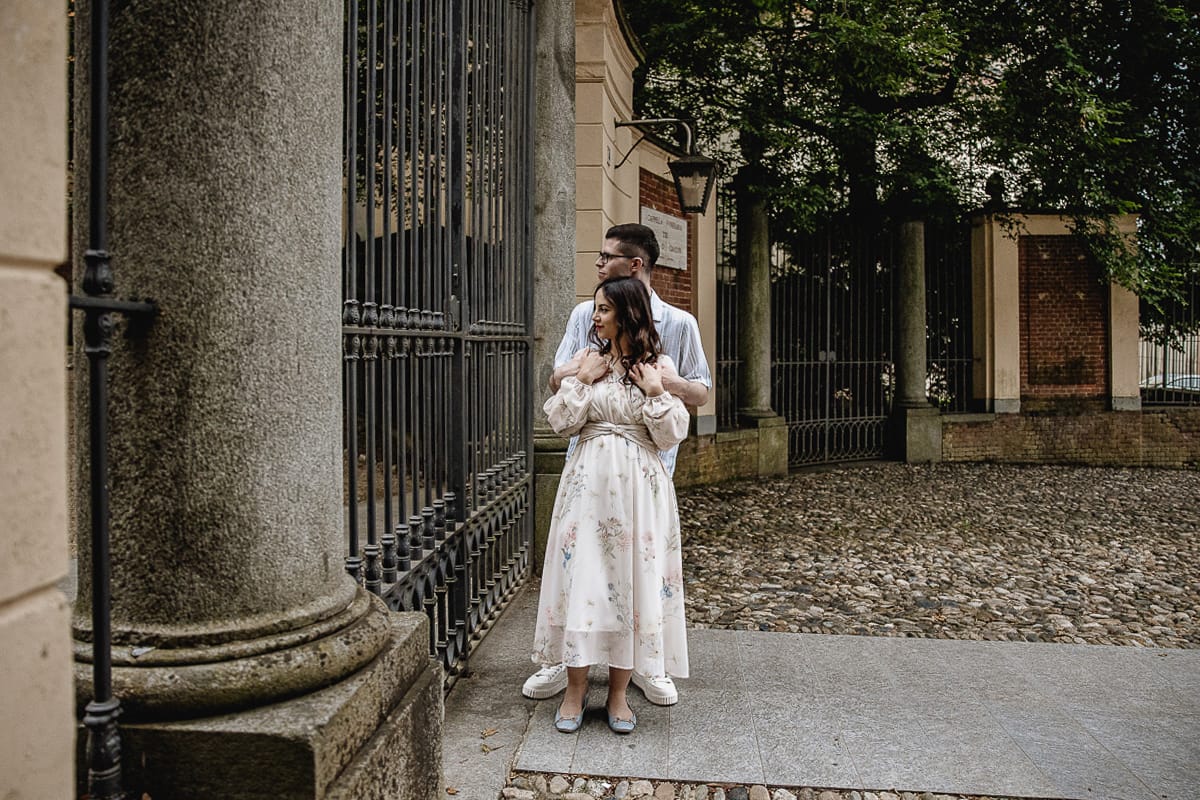 Pre-wedding al Castello di Santena. Fabiola e Cristian davanti al cancello del castello, guardano dentro il parco.