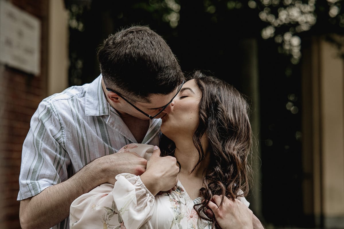 Pre-wedding al Castello di Santena. Fabiola e Cristian davanti al cancello del castello si baciano.