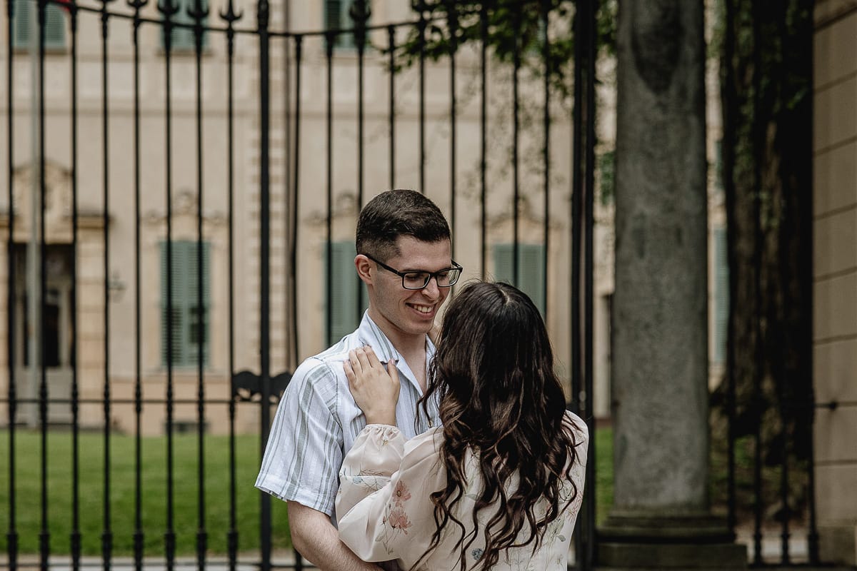 Pre-wedding al Castello di Santena. Fabiola e Cristian davanti al cancello del castello si guardano.