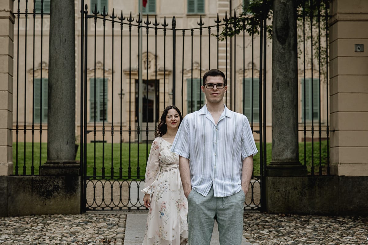 Pre-wedding al Castello di Santena. Fabiola e Cristian davanti al cancello del castello. Posa da " first look"