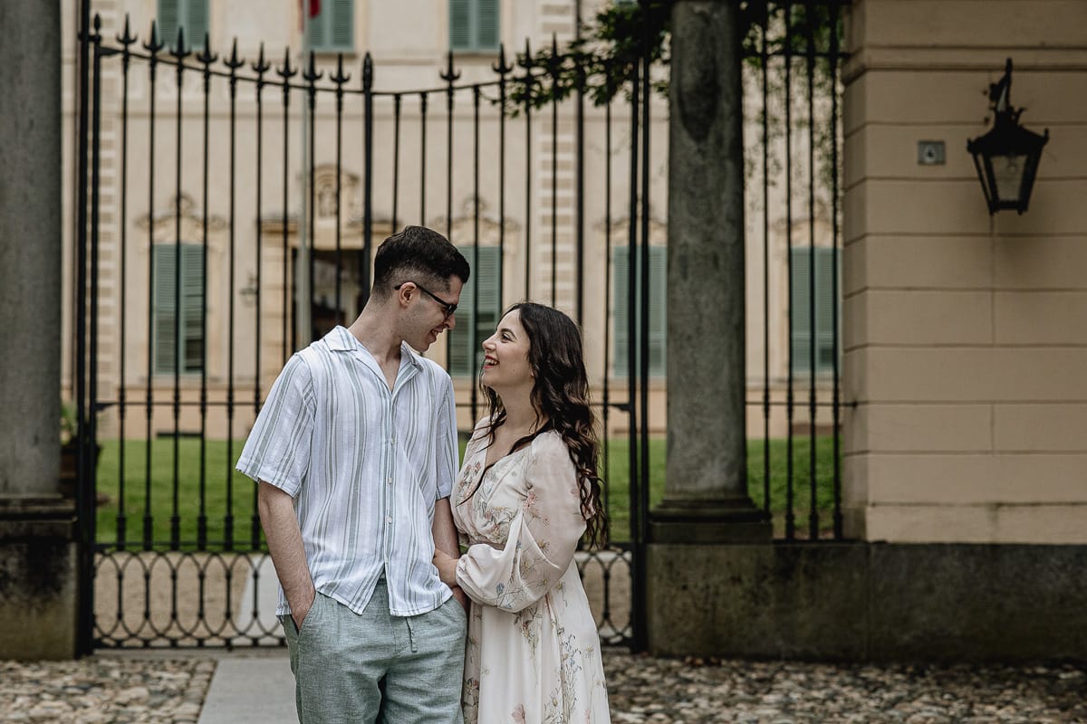 Pre-wedding al Castello di Santena. Fabiola e Cristian davanti al cancello del castello si guardano teneramente.