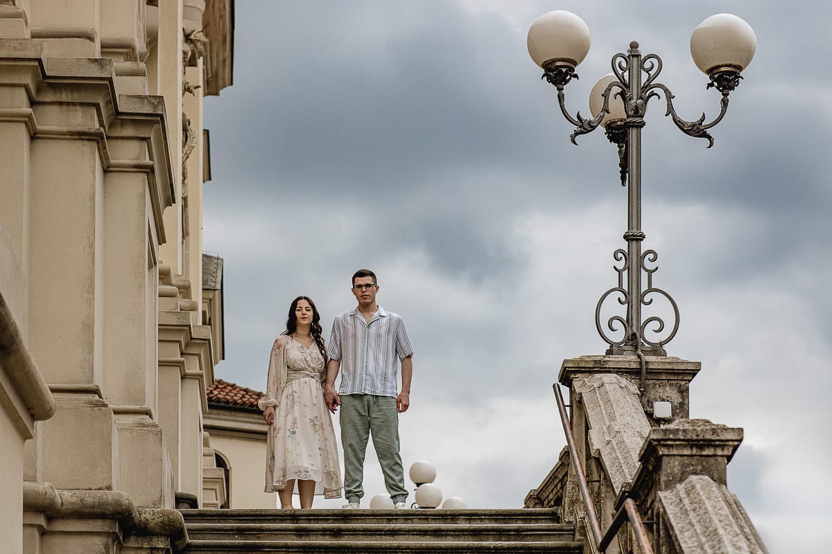 Pre-wedding al Castello di Santena. Fabiola e Cristian sulla scalinata della chiesa.