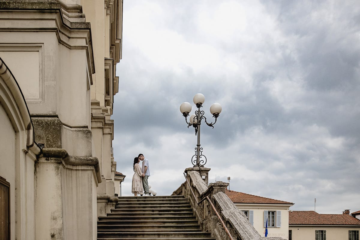 Pre-wedding al Castello di Santena. Fabiola e Cristian sulla scalinata della chiesa.