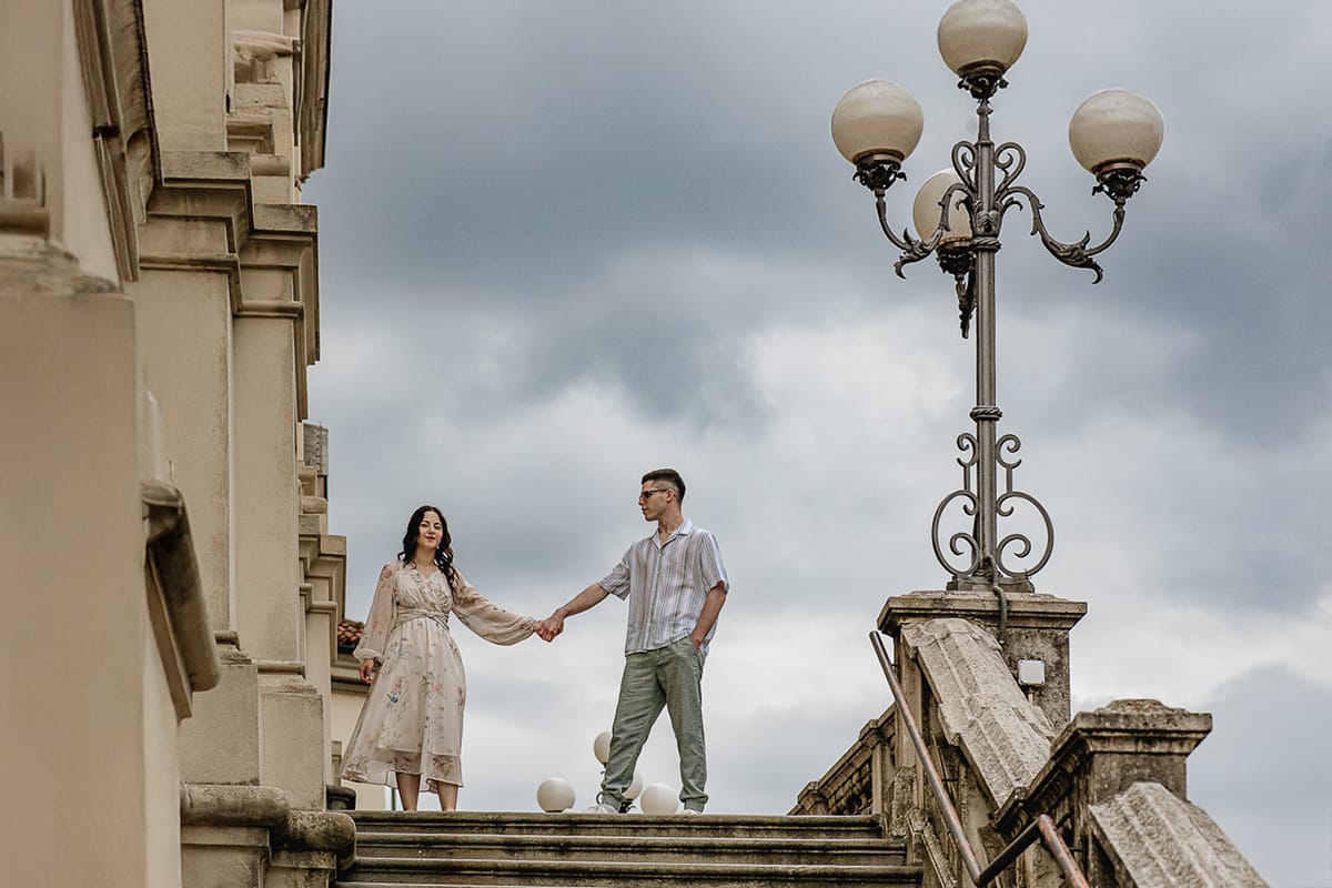 Pre-wedding al Castello di Santena. Fabiola e Cristian sulla scalinata della chiesa si danno la mano.
