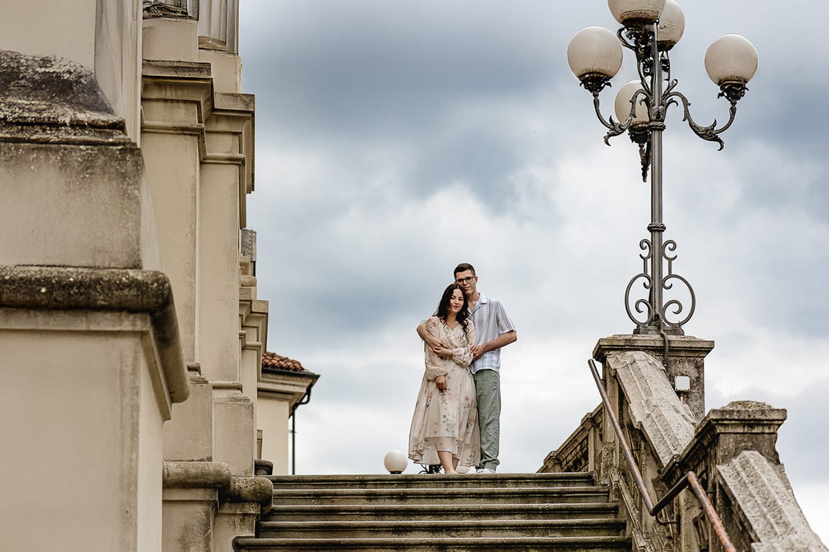 Pre-wedding al Castello di Santena. Fabiola e Cristian sulla scalinata della chiesa si abbracciano.