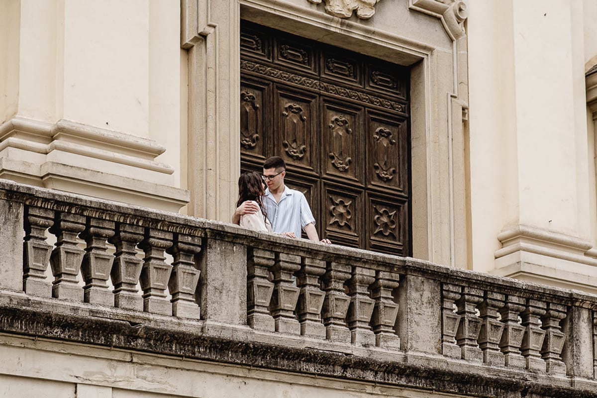 Pre-wedding al Castello di Santena. Fabiola e Cristian sulla scalinata della chiesa si guardano.