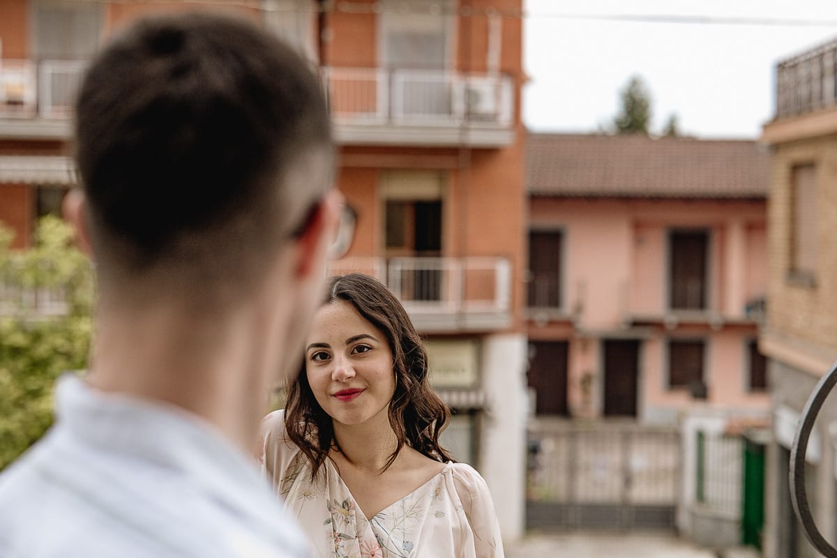 Pre-wedding al Castello di Santena. Fabiola e Cristian sulla scalinata della chiesa si guardano.