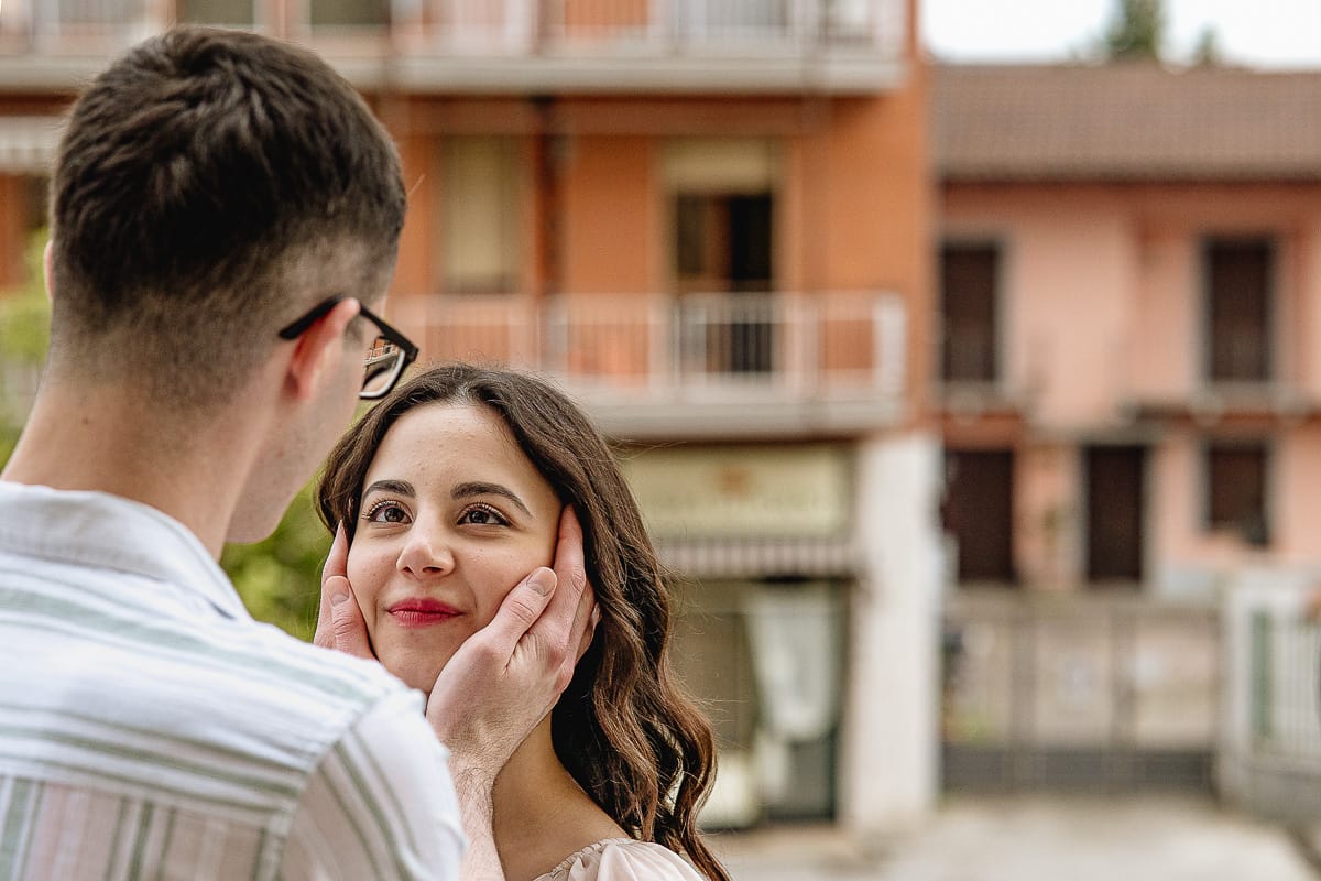 Pre-wedding al Castello di Santena. Fabiola e Cristian sulla scalinata della chiesa. Cristian prende fra le mani il viso di Fabiola.