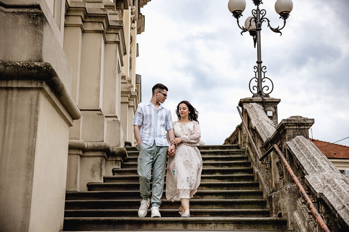 Pre-wedding al Castello di Santena. Fabiola e Cristian sulla scalinata della chiesa scendono tenendosi a braccetto-