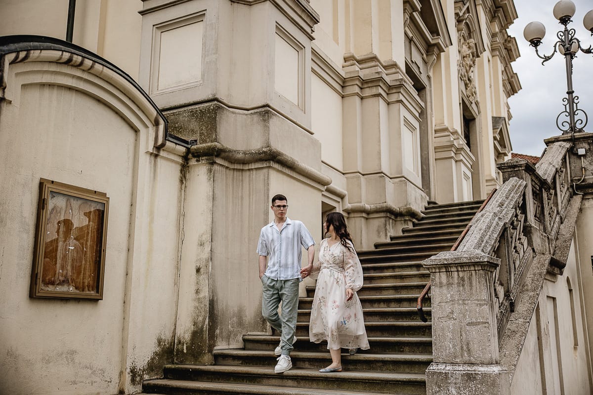 Pre-wedding al Castello di Santena. Fabiola e Cristian sulla scalinata della chiesa scendono tenendosi a braccetto.