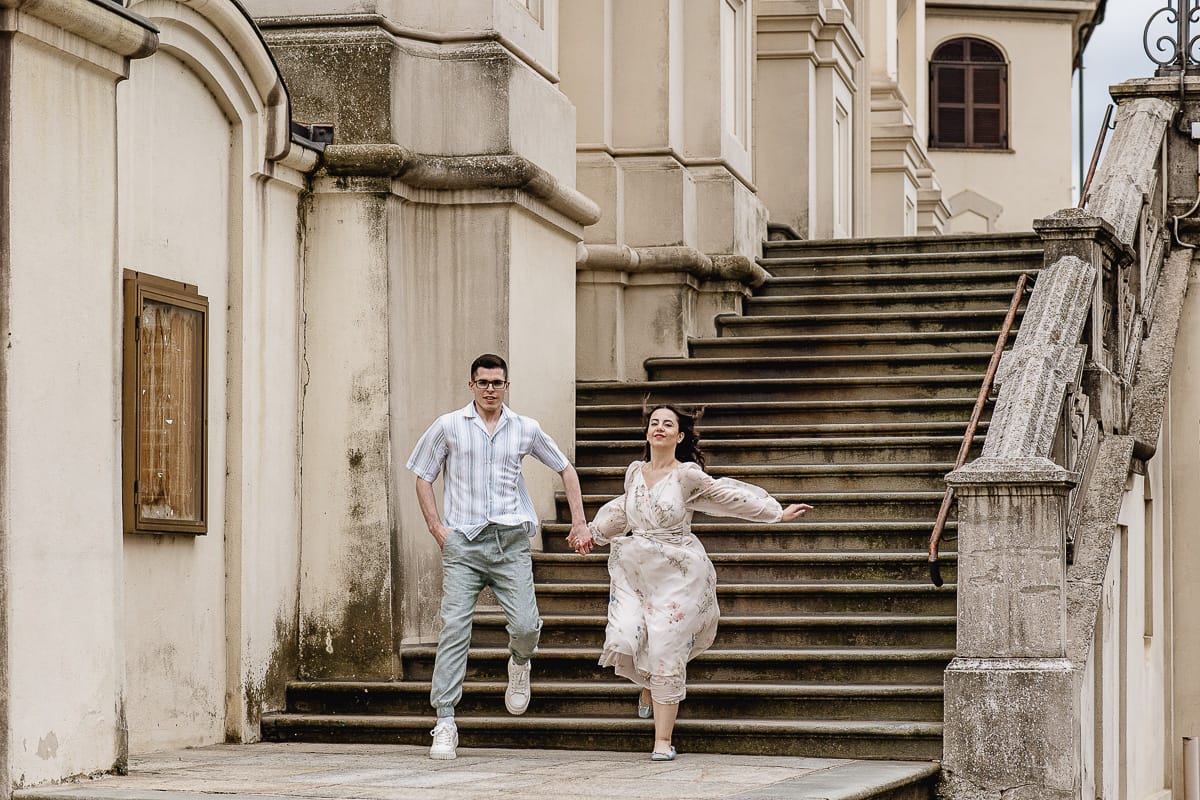 Pre-wedding al Castello di Santena. Fabiola e Cristian sulla scalinata della chiesa scendono saltando l'ultimo gradino.