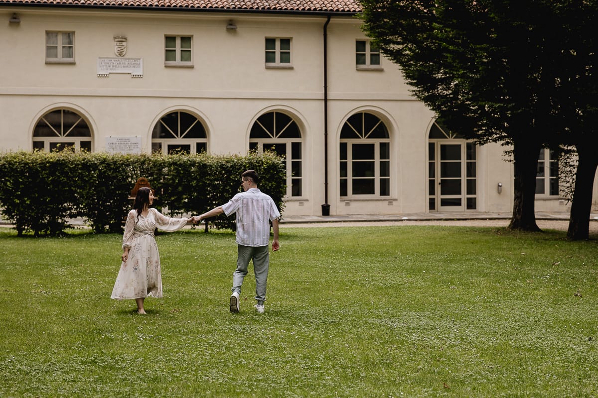 Pre-wedding al Castello di Santena. Fabiola e Cristian sul prato tenendosi per mano