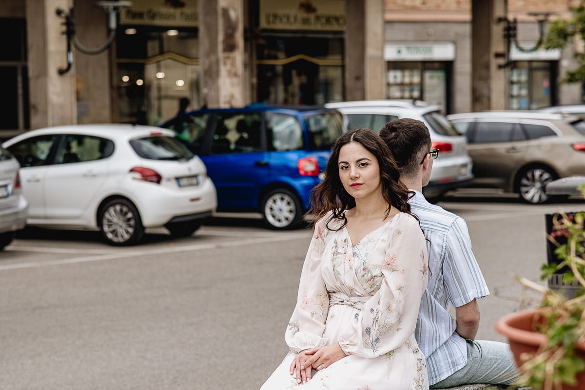 Pre-wedding al Castello di Santena. Fabiola e Cristian seduti nella piazza.