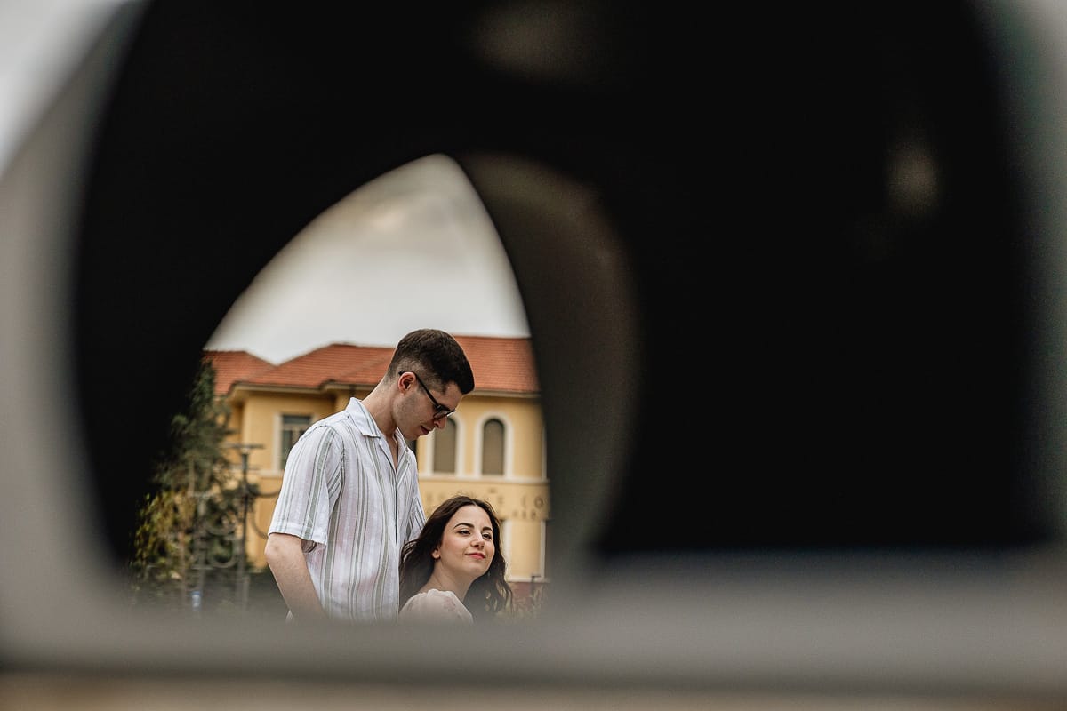 Pre-wedding al Castello di Santena. Fabiola e Cristian fotografati attraverso un cestino della spazzatura perchè ogni elemento può essere sfruttato per ottenere foto creative.