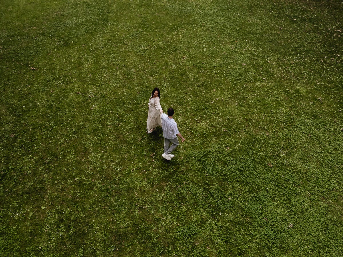 Pre-wedding al Castello di Santena. Fabiola e Cristian si tengono per mano. Fotyo aerea dal drone.