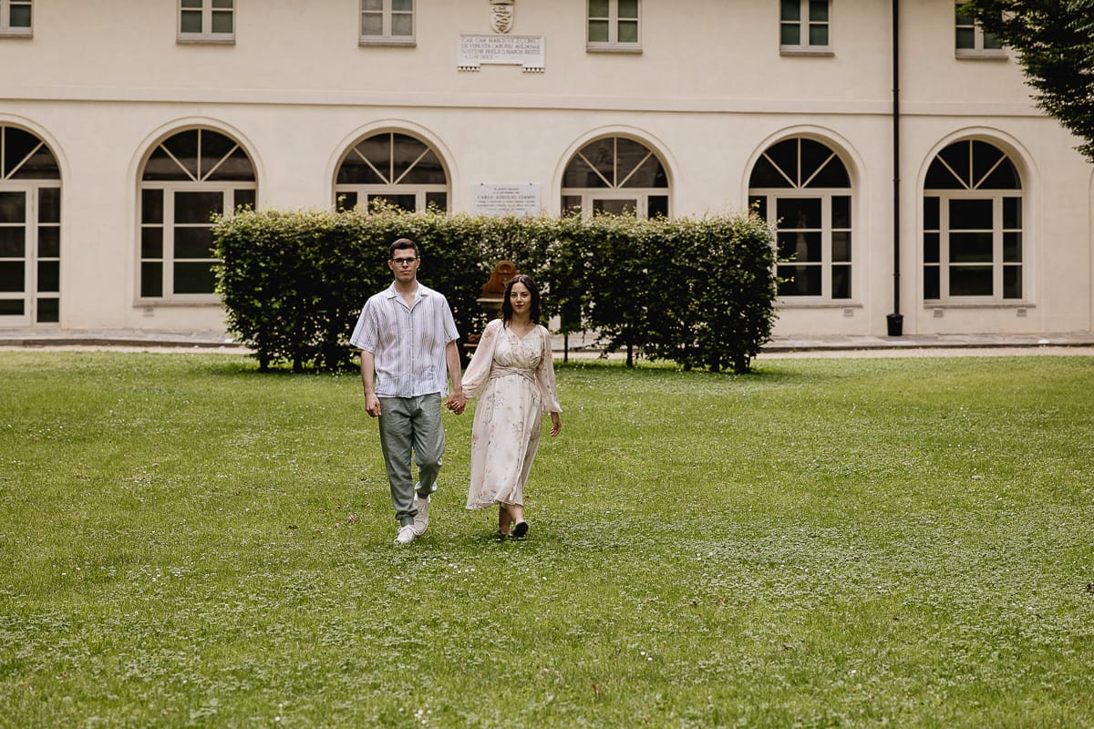 Pre-wedding al Castello di Santena. Fabiola e Cristian camminano tenendosi per mano.