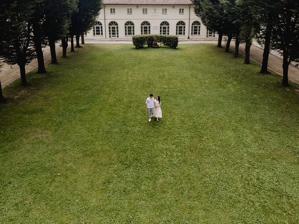 Pre-wedding al Castello di Santena. Foto aerea dal drone di fabiola e cristian che camminano sul prato curatissimo.