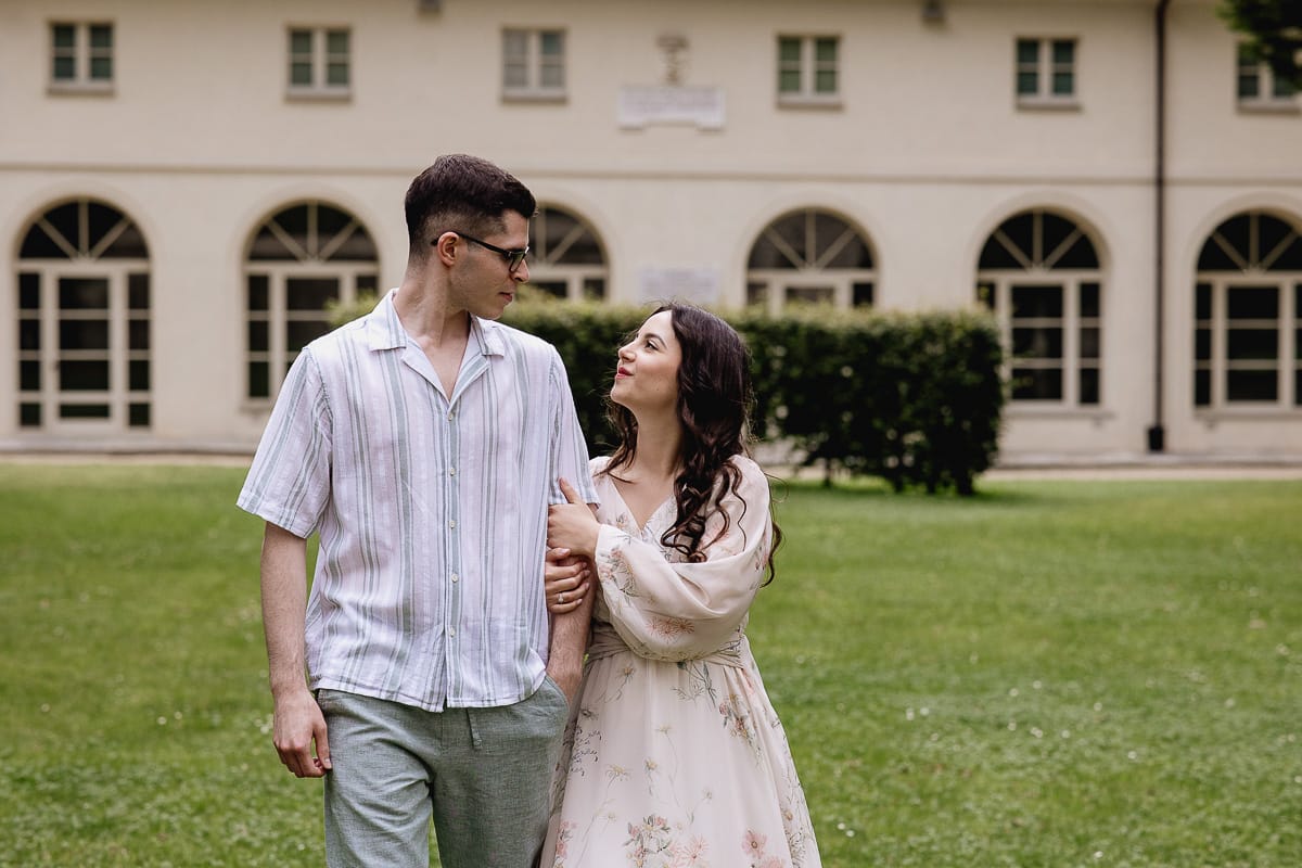 Pre-wedding al Castello di Santena. Fabiola e Cristian camminano guardandosi e tenendosi a braccetto.