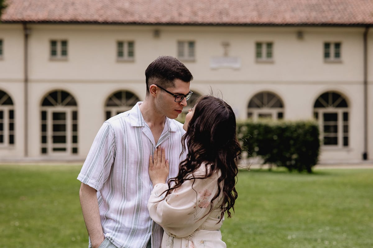 Pre-wedding al Castello di Santena. Fabiola e cristian si baciano. fabiola tiene la mano destra sul petto di Cristian.