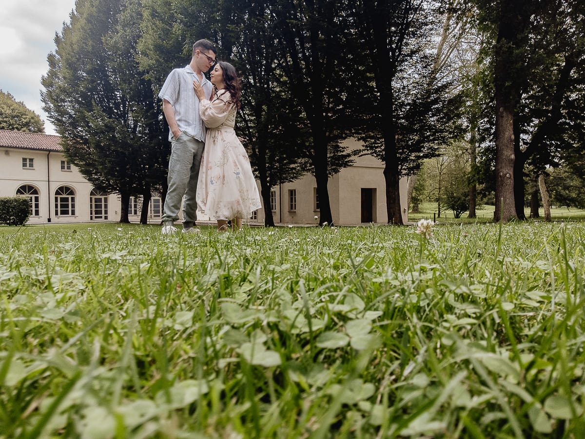 Pre-wedding al Castello di Santena. Fabiola e Cristian si guardano. Foto dal drone posto sull'erba