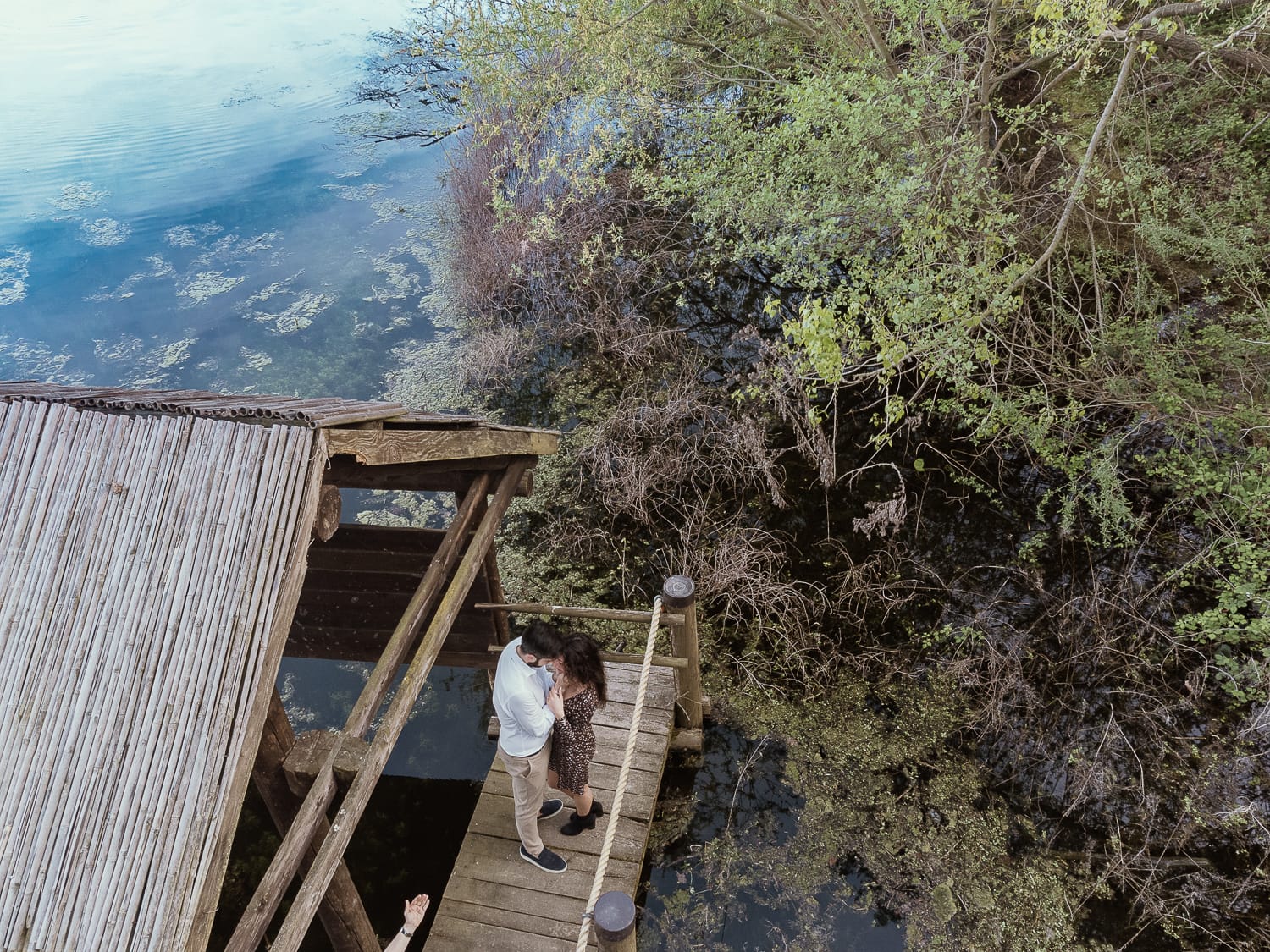 Pre-wedding al Lago di Viverone di Ilaria e Luca. Foto aerea dal drone della coppia sul pontile nella zona delle palafitte.