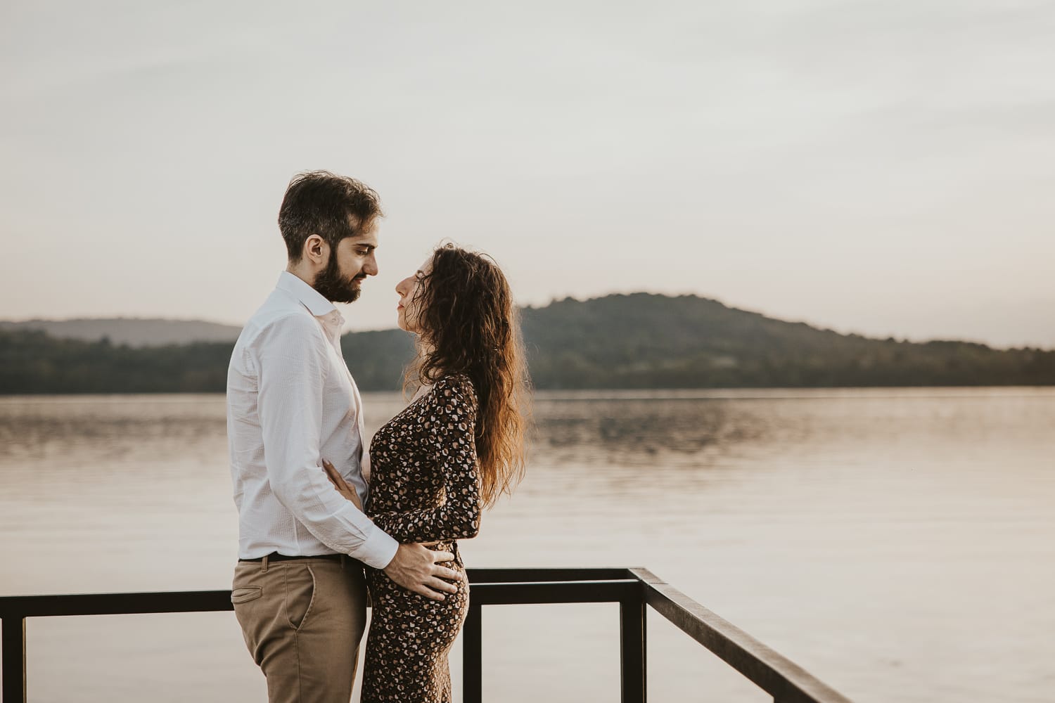 Pre-wedding al Lago di Viverone di Ilaria e Luca. Coppia si guarda con amore.