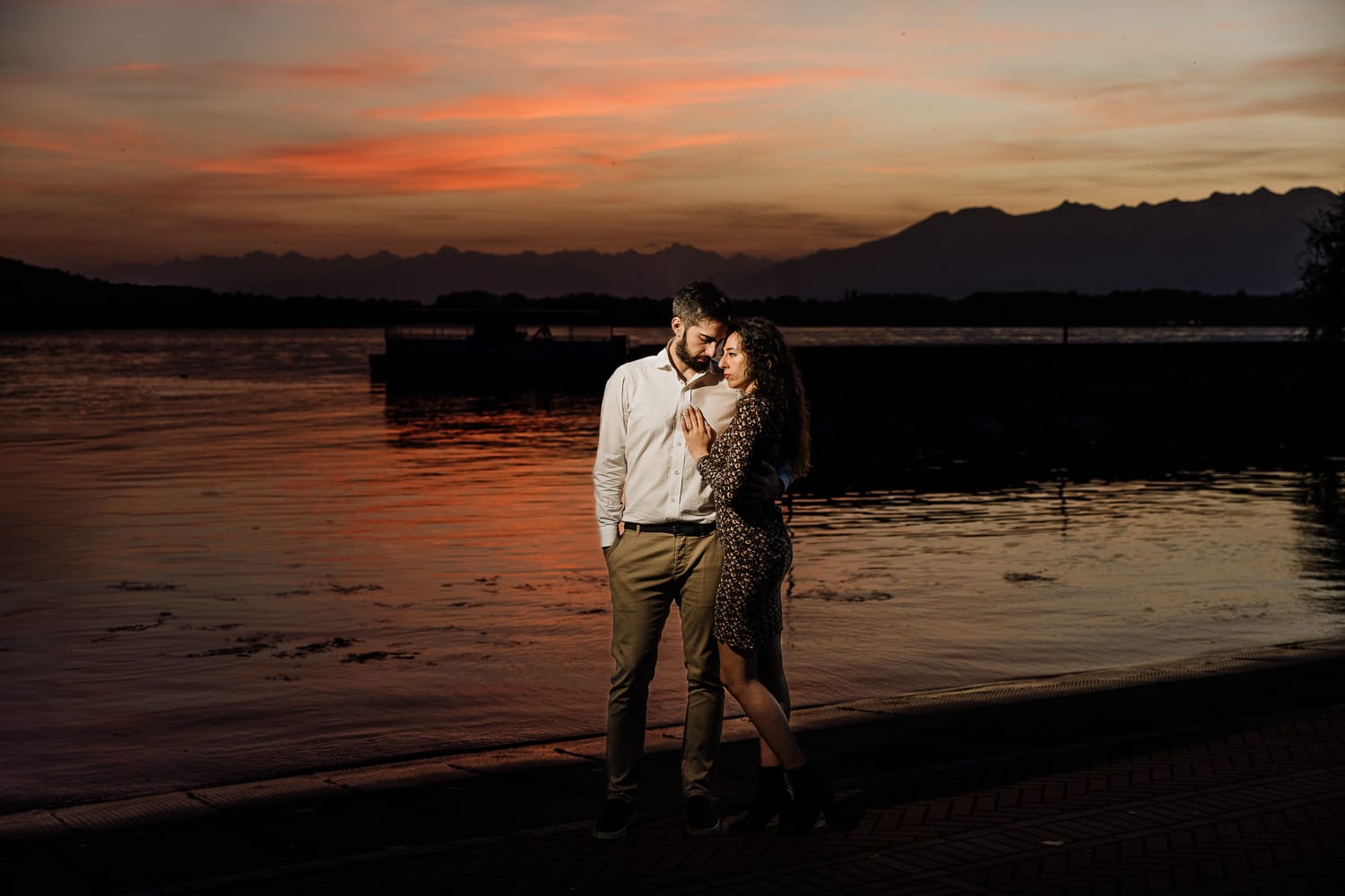 Pre-wedding al Lago di Viverone di Ilaria e Luca. Coppia davanti al lago di sera, con lo spettacolare tramonto. Uso del flash off camera.