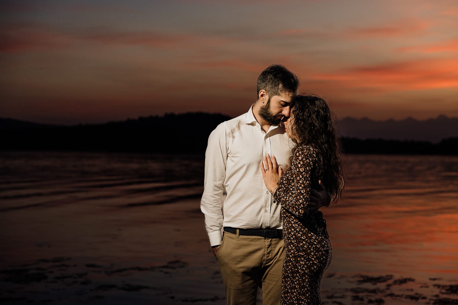 Pre-wedding al Lago di Viverone di Ilaria e Luca. Coppia davanti al lago di sera, con lo spettacolare tramonto. Uso del flash off camera.
