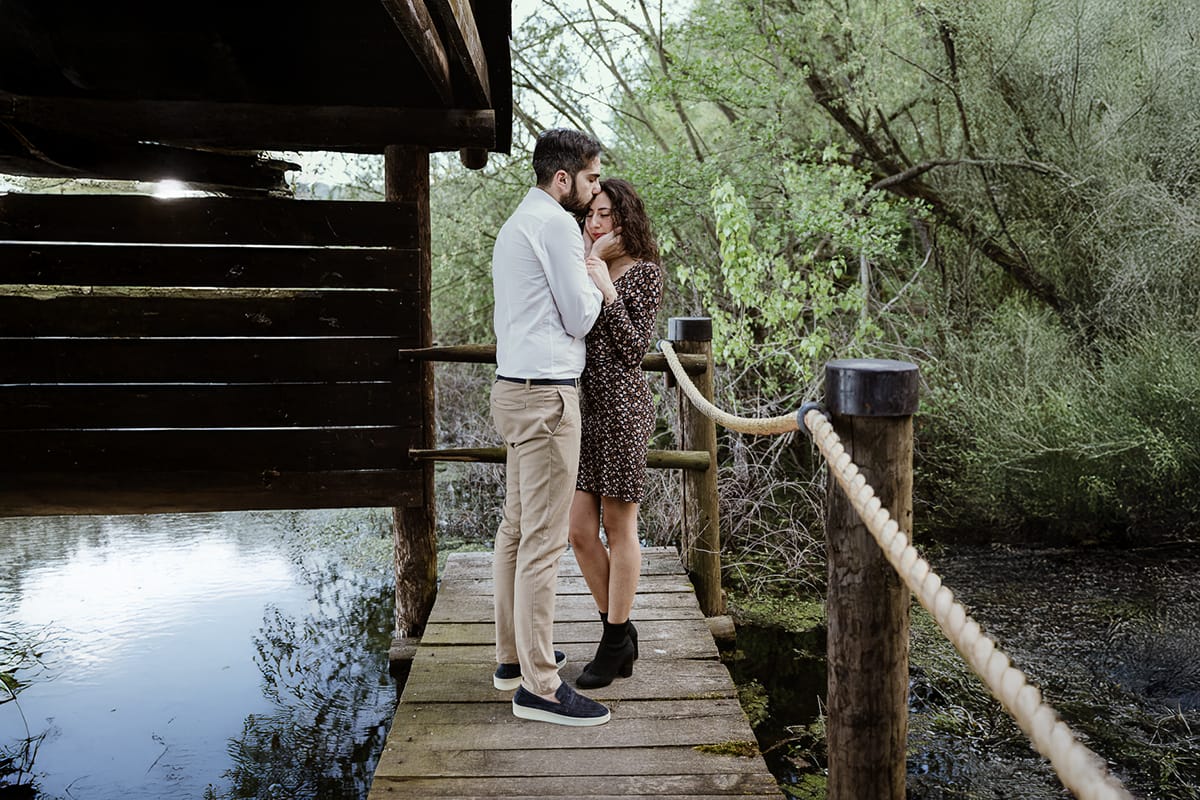 Pre-wedding al Lago di Viverone di Ilaria e Luca. Coppia sul pontile davanti ad una palafitta.