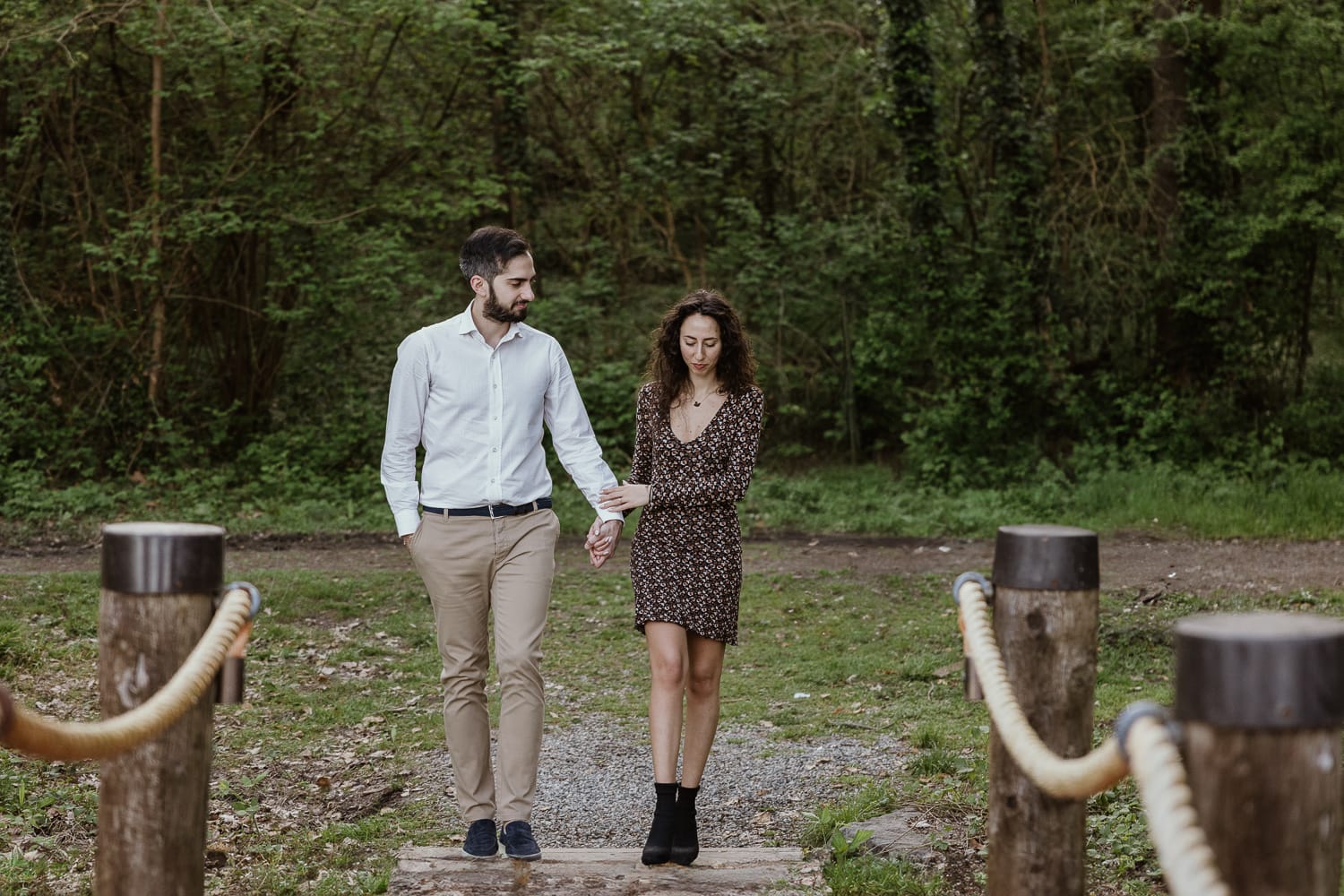 Pre-wedding al Lago di Viverone di Ilaria e Luca. La coppia cammina verso la zona delle palafitte.