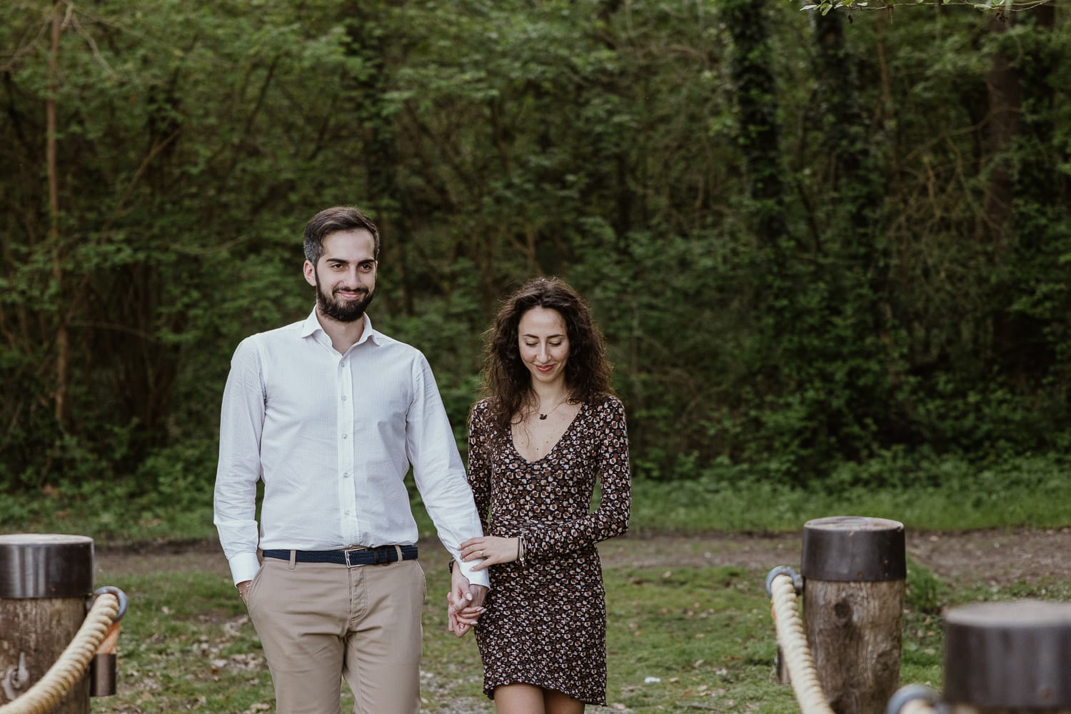 Pre-wedding al Lago di Viverone di Ilaria e Luca.La coppia cammina verso la zona delle palafitte tenendosi per mano.