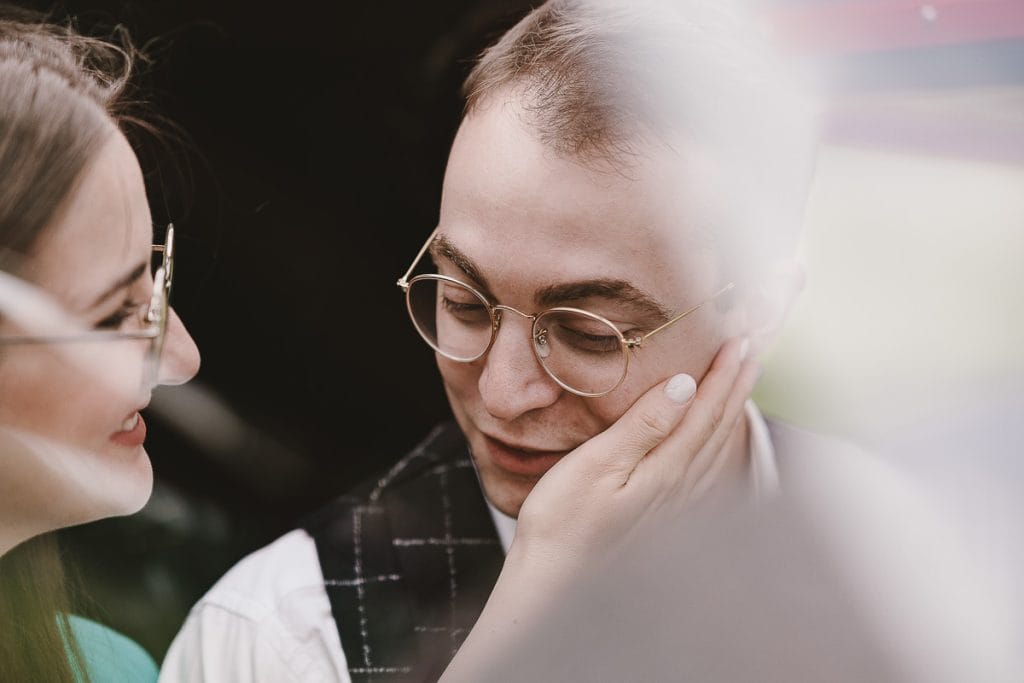 卡斯特尔努沃·顿·博斯科航空俱乐部的婚前拍摄。维多利亚和克里斯蒂安在飞机内。特写肖像。女孩温柔地抚摸着男孩。   