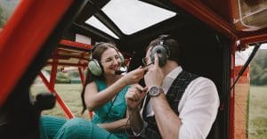 Engagement all'Aeroclub di Castelnuovo Don Bosco. Victoria e Cristian nell'aereo rosso con le cuffie ricetrasmittenti.