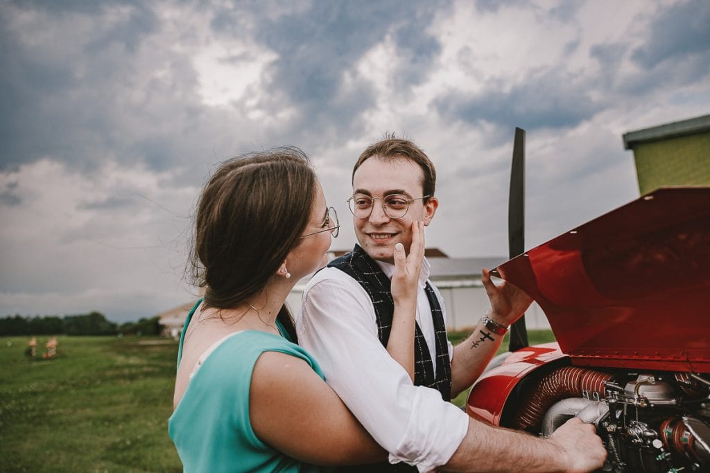 卡斯特尔努沃·顿·博斯科航空俱乐部的婚前拍摄。维多利亚和克里斯蒂安站在飞机旁。 