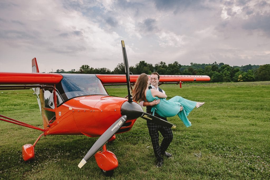 卡斯特尔努沃·顿·博斯科航空俱乐部的婚前拍摄。克里斯蒂安将维多利亚抱在怀里，她笑得开心。 