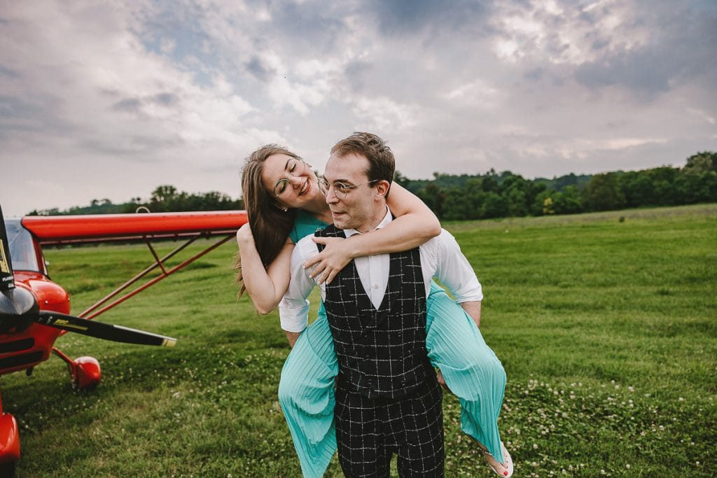 卡斯特尔努沃·顿·博斯科航空俱乐部的婚前拍摄。克里斯蒂安将维多利亚背在背上，她笑得开心。 