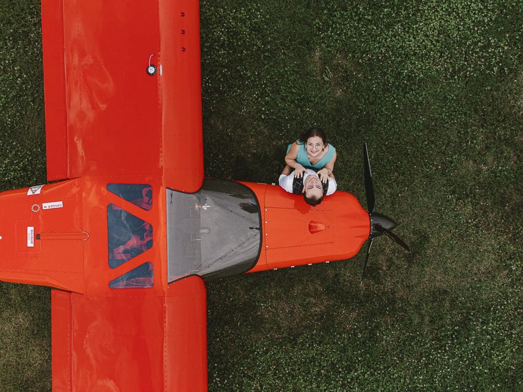 卡斯特尔努沃·顿·博斯科航空俱乐部的婚前拍摄。无人机拍摄的飞机和情侣。 