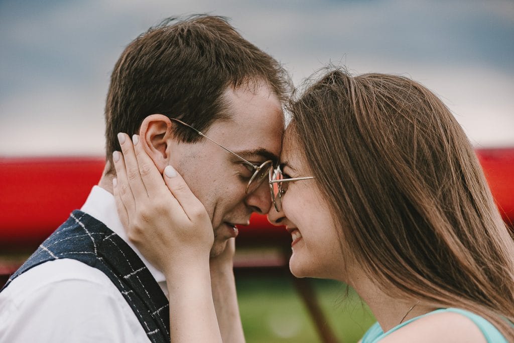 卡斯特尔努沃·顿·博斯科航空俱乐部的婚前拍摄。情侣面对面的特写肖像。 