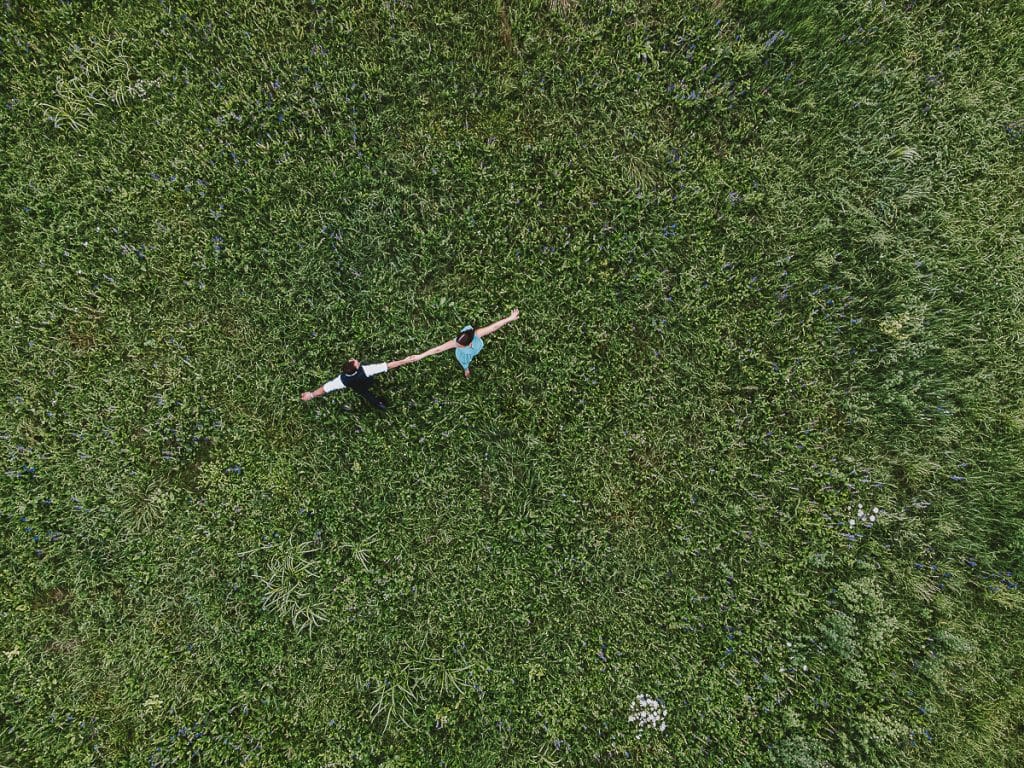 卡斯特尔努沃·顿·博斯科航空俱乐部的婚前拍摄。维多利亚和克里斯蒂安站在草地中间。无人机拍摄的空中照片。  