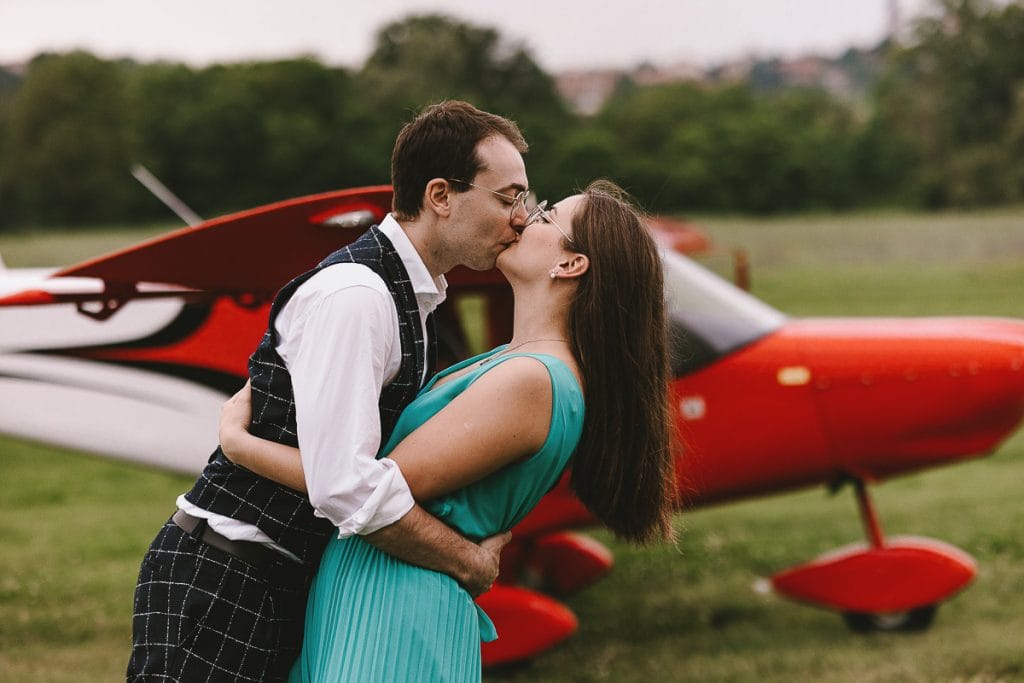 卡斯特尔努沃·顿·博斯科航空俱乐部的婚前拍摄。情侣在飞机前亲吻。 