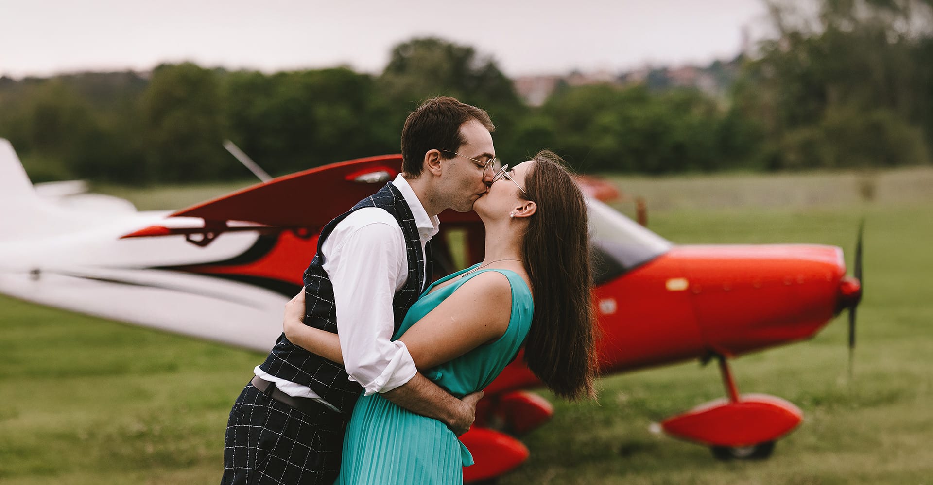 Pre-wedding all'Aeroclub di Castelnuovo Don Bosco. La coppia si bacia davanti all'aereo.