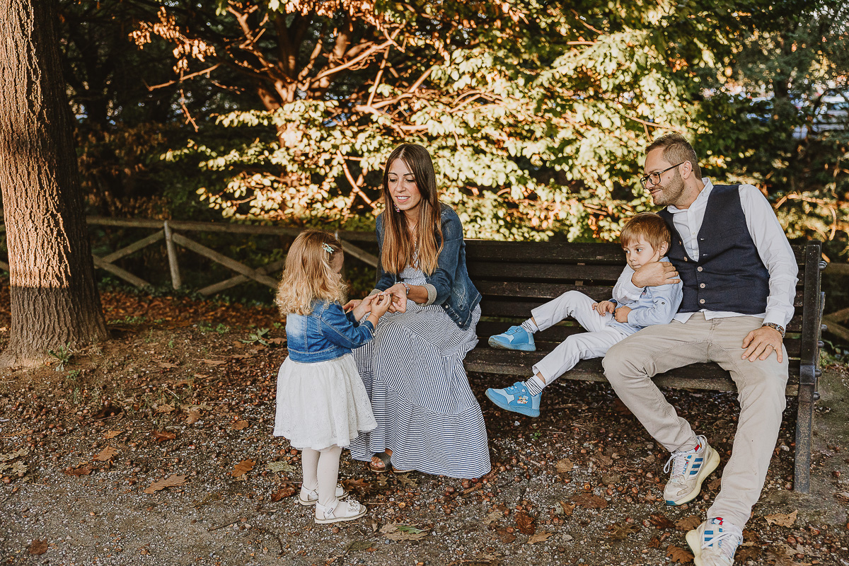 Fotografia di famiglia a Chieri, nel Giardino del Tessile.