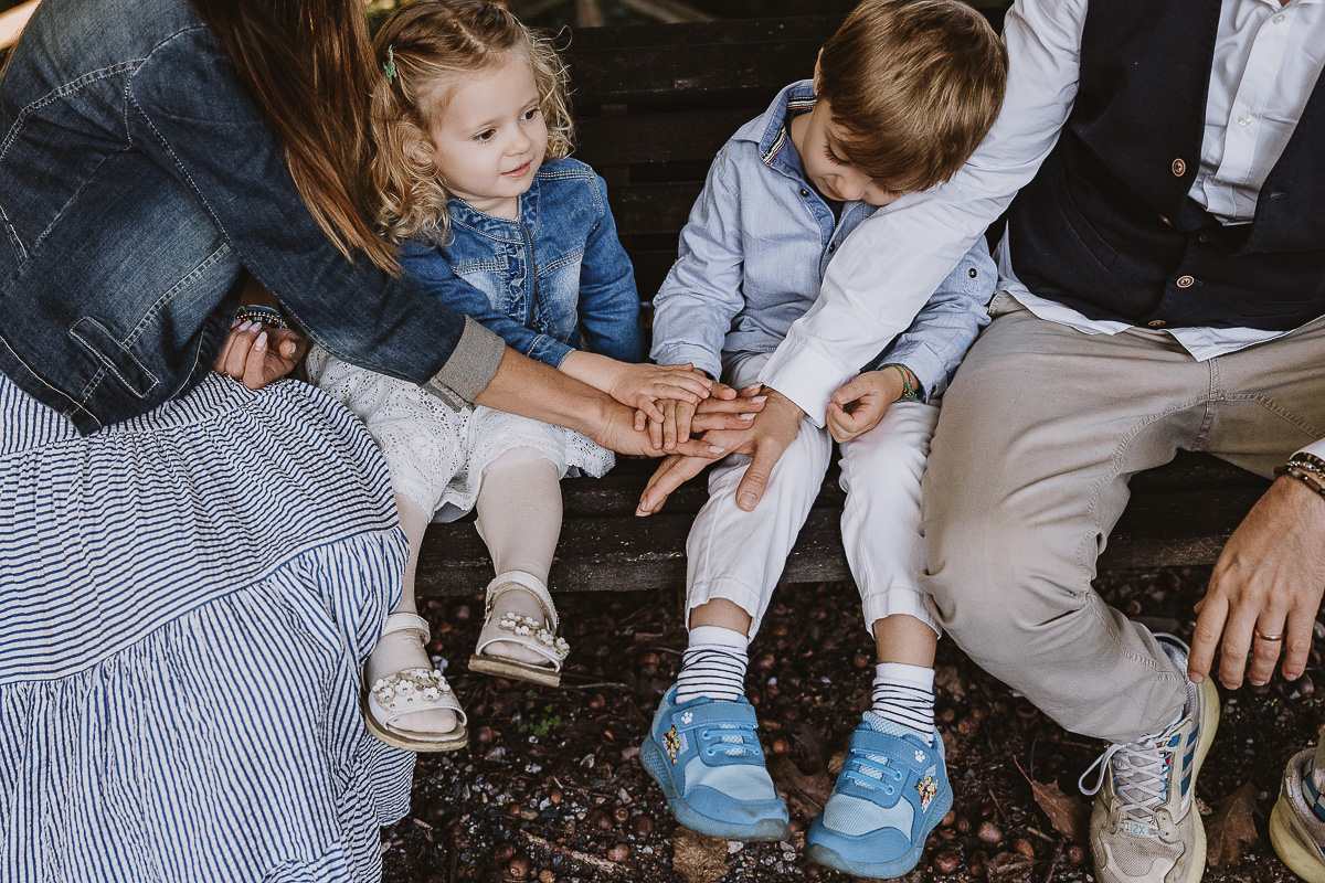 Fotografia di famiglia a Chieri, nel Giardino del Tessile.