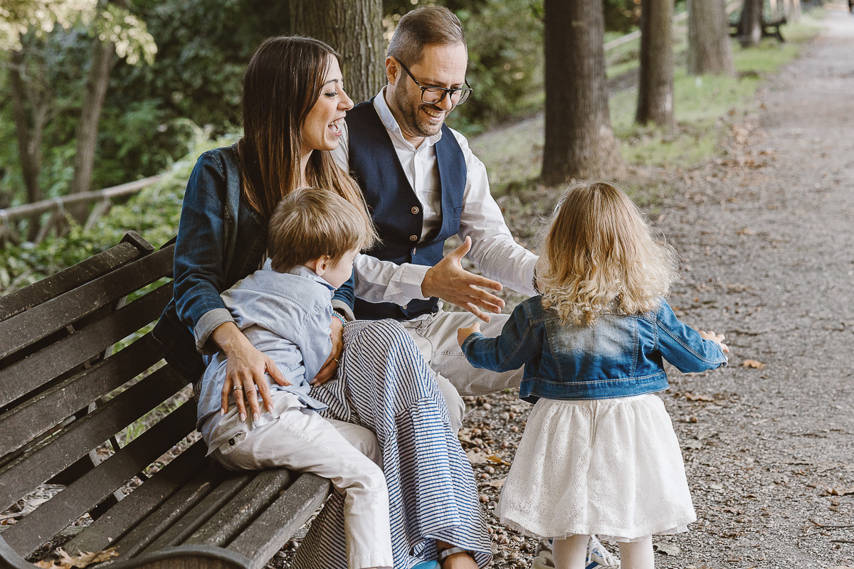 Fotografia di famiglia a Chieri, nel Giardino del Tessile.