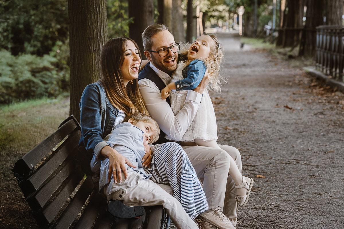 Fotografia di famiglia a Chieri, nel Giardino del Tessile.