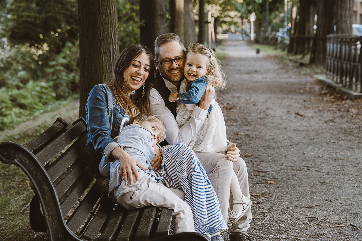 Fotografia di famiglia a Chieri, nel Giardino del Tessile. Sono tutti su di una panchina