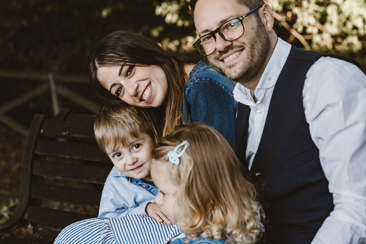 Fotografia di famiglia a Chieri, nel Giardino del Tessile.