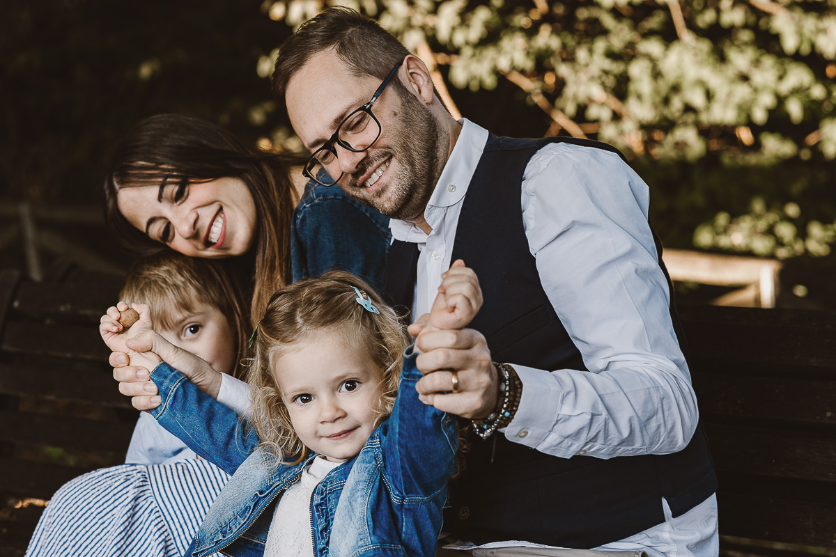 Fotografia di famiglia a Chieri, nel Giardino del Tessile.