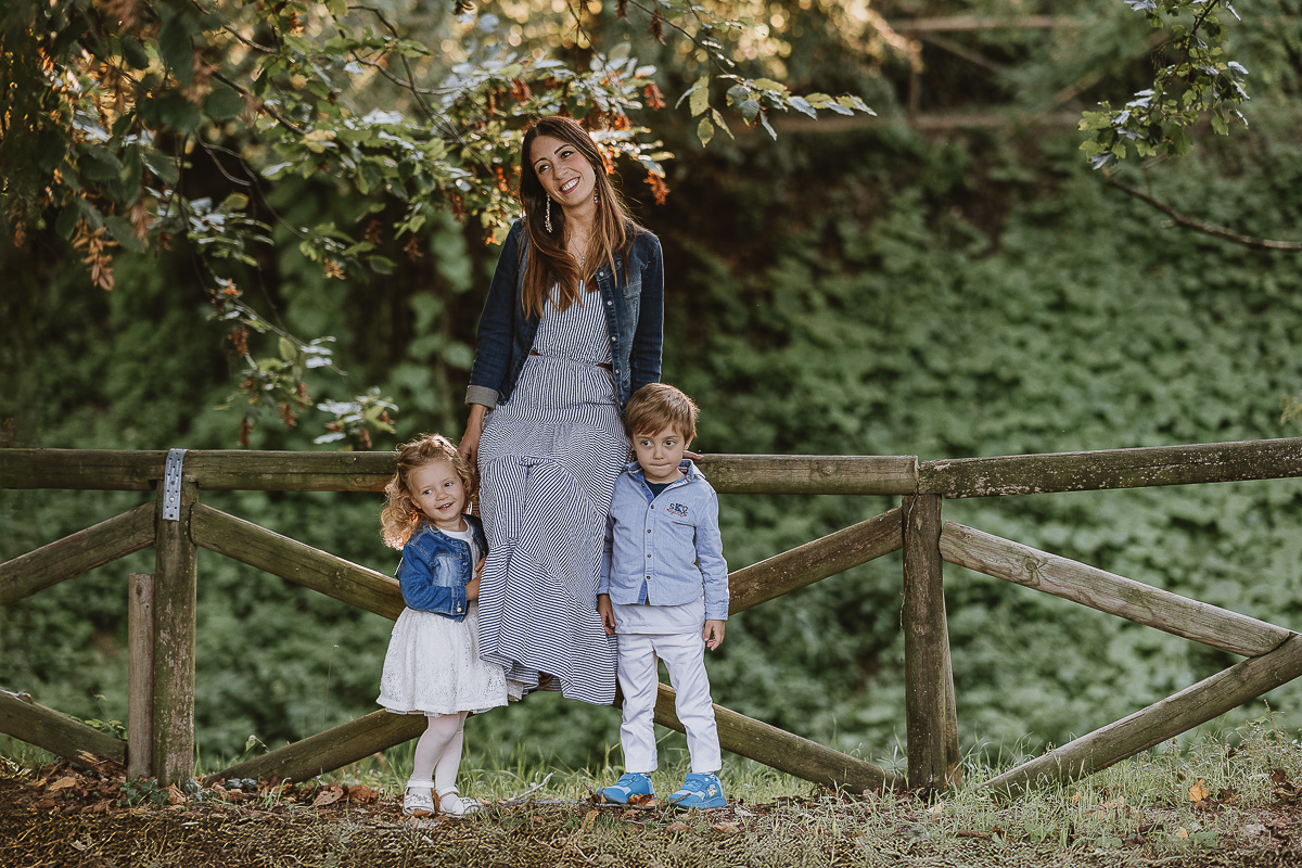 Fotografia di famiglia a Chieri, nel Giardino del Tessile. Ilenia con i bambini.