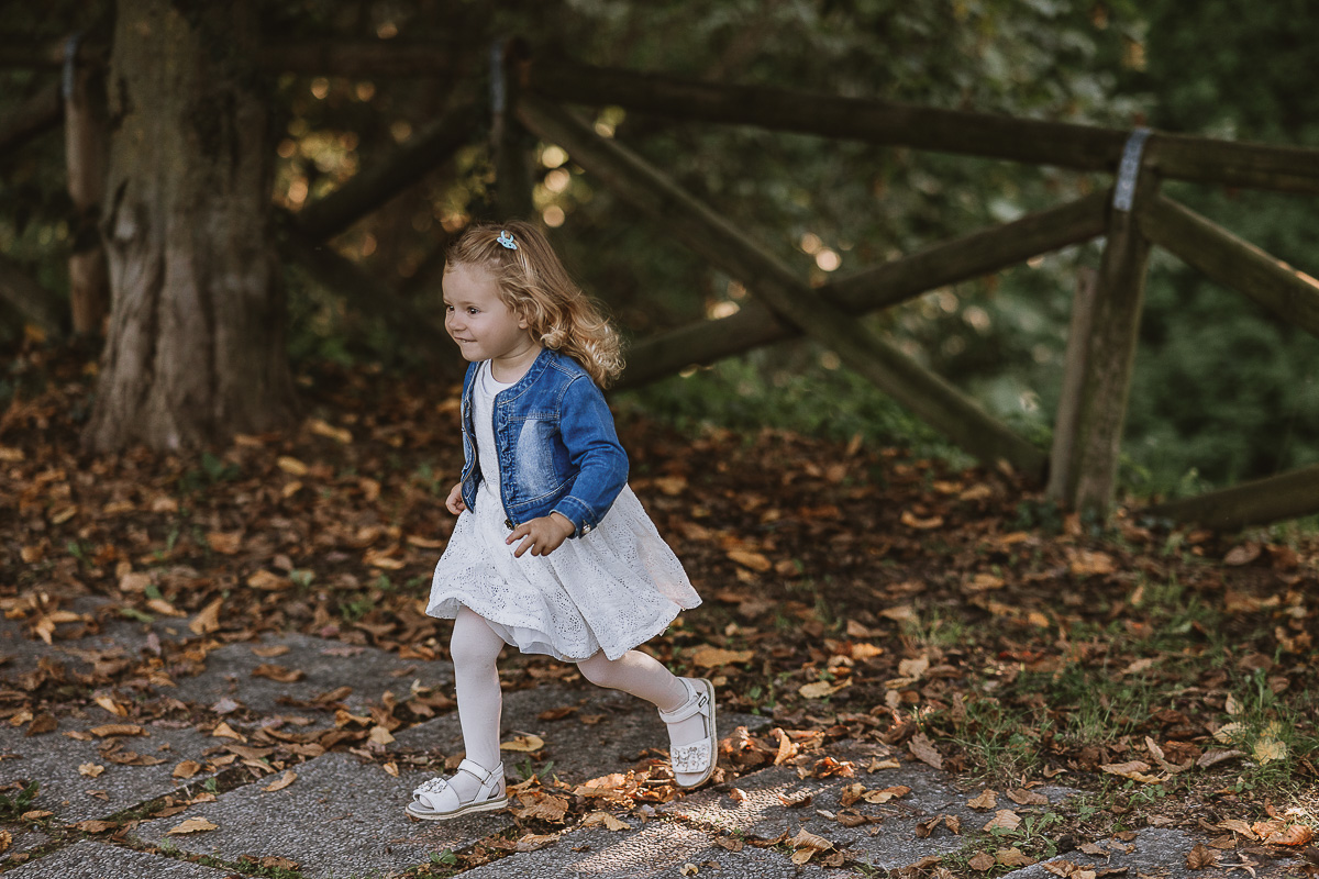 Fotografia di famiglia a Chieri, nel Giardino del Tessile. Camilla che corre.